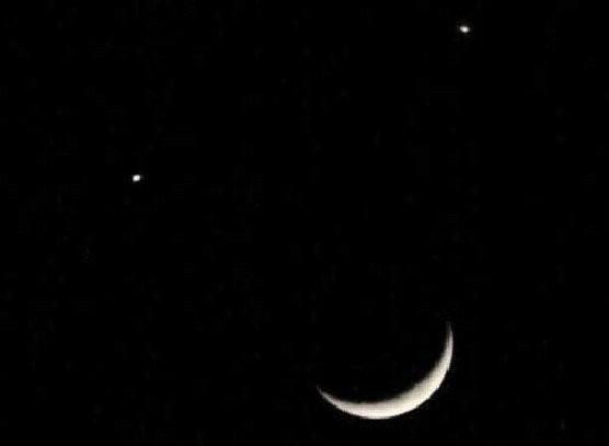 双星伴月