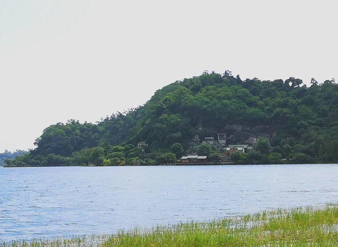 湖光岩